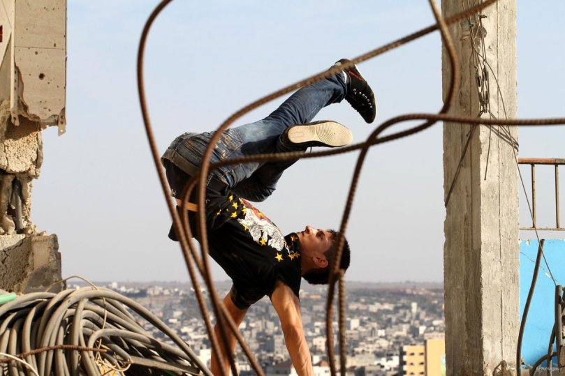 GAZA CITY, GAZA STRIP: A member of the Palestinian 3run Gaza team practices his parkour skills on a building in preparation for the 'Gulf Monster', the first Arab parkour competition in Qatar in November. (MEM file photo)